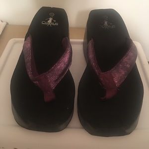 👡NWOT CORKYS PURPLE METALLIC WEDGE FLIP FLOP SZ11